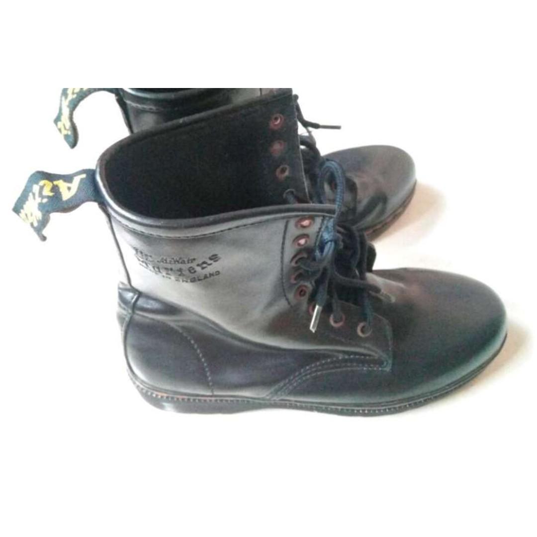 Bapau Sepatu Dr Dr Martens Docmart Dokmar No Nomer 38 Kecil Murah Fesyen Pria Sepatu Sepatu Boot Di Carousell