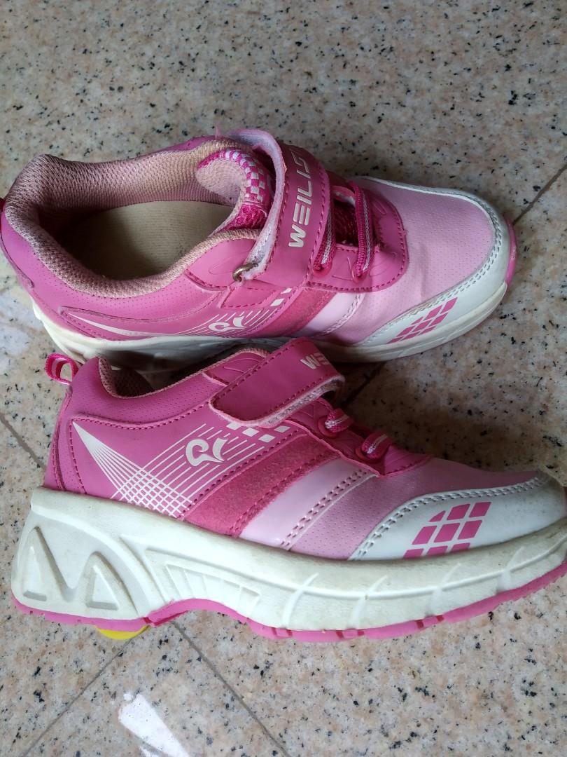 Shoes for 9 discount year old woman