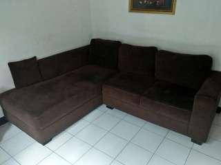 Sofa warna coklat Tua