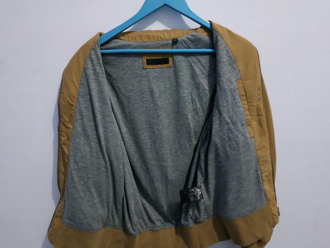 Jaket Bomber CWU Uniqlo, Fesyen Pria, Pakaian , Atasan di Carousell