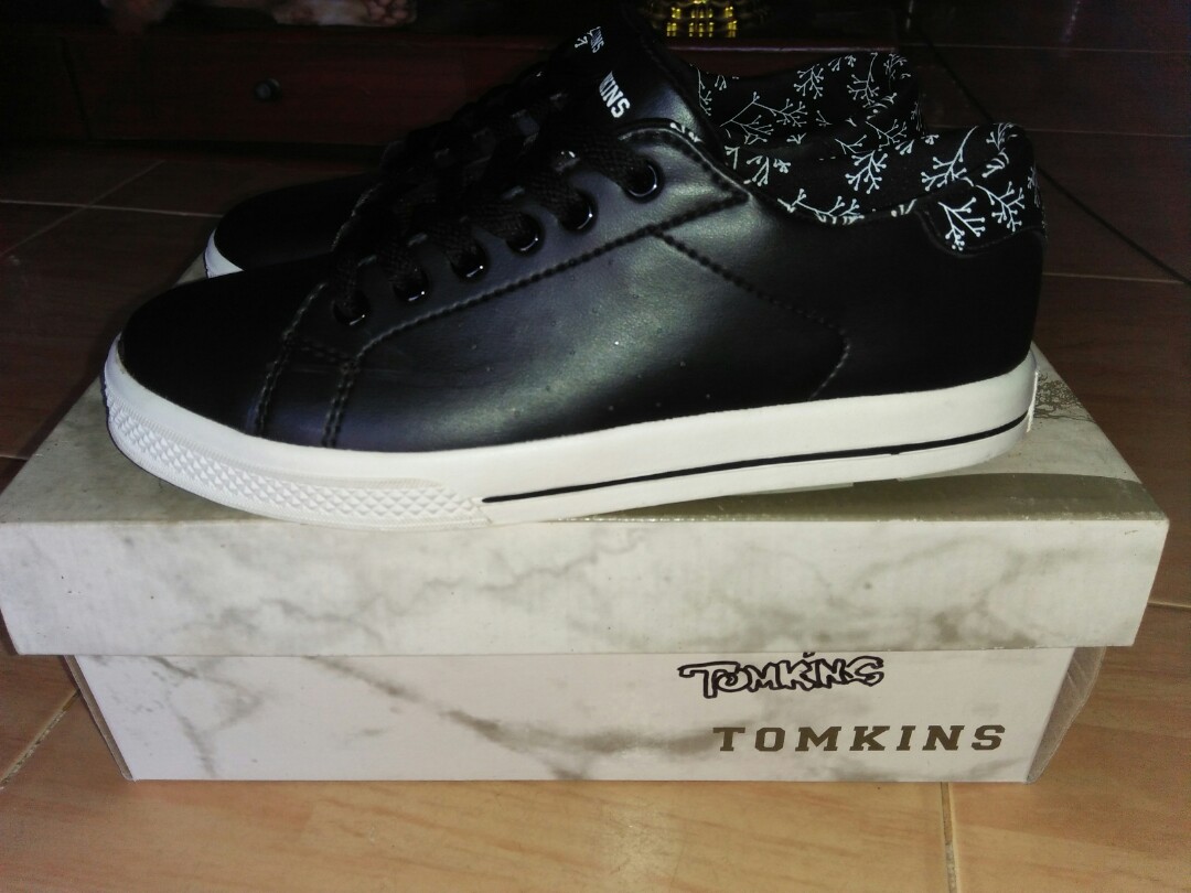Tomkins Sorority Hitam Putih Wanita Fesyen Wanita Sepatu Di Carousell