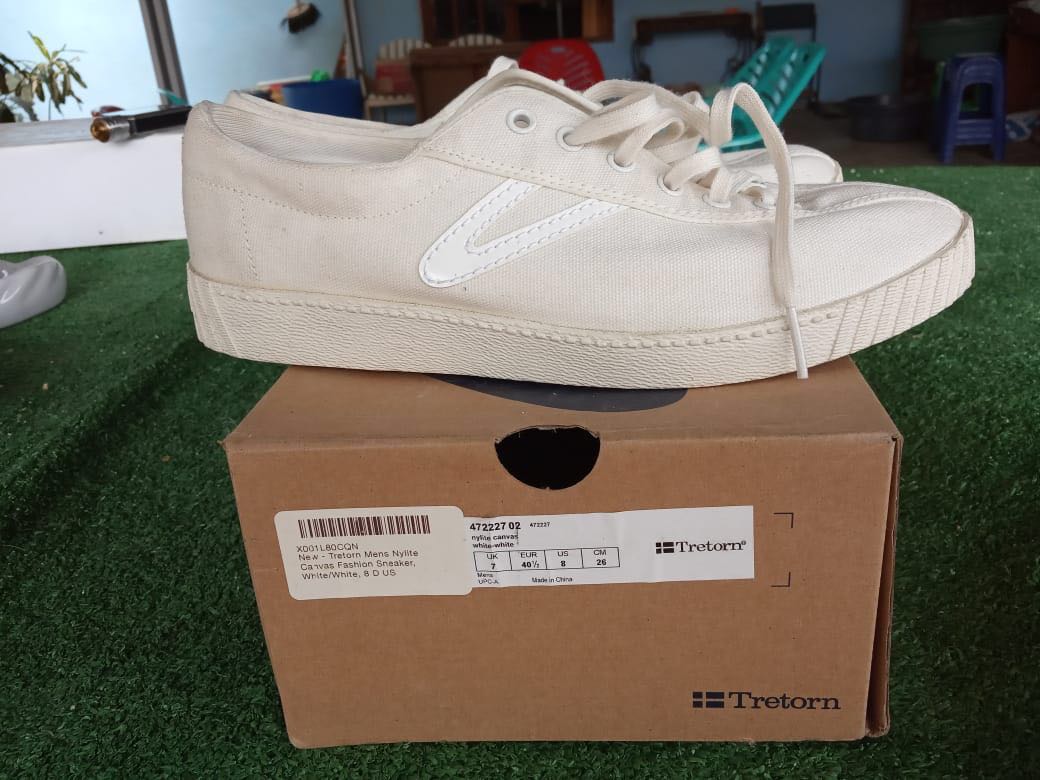white canvas tretorns