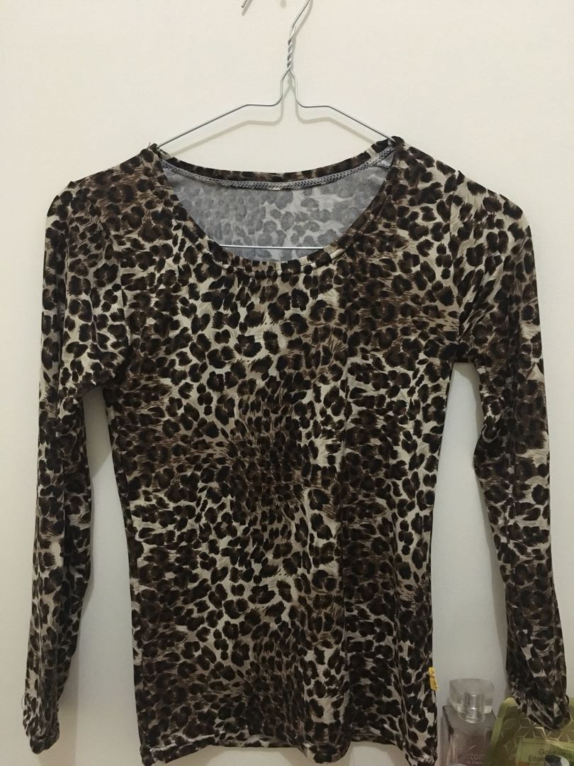 Kaos Motif Loreng Women S Fashion Women S Clothes Tops On Carousell