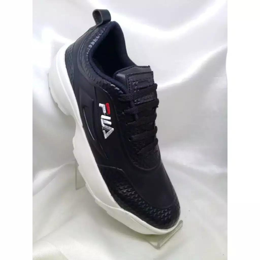 Sepatu Fila Wanita Men S Fashion Men S Footwear Sneakers On Carousell