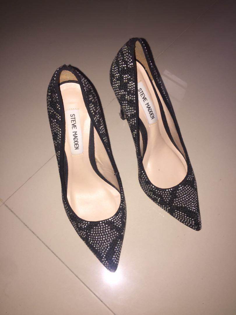 Steve Madden Stiletto sparkling shoes (Category: Flats & Sandals) located in Pasig City. Submitted by onezeroph (Listing ID 219439060, Image 1). Description: Almost brand new super elegant and super ganda 7/10 only flaws is inside please see last photo. but overall is okay. Bought in dubai Used only during prenup US 6 EU36 4 inches Not ukay no haggling pls delivery j&t / lalamove #sweldo8 .