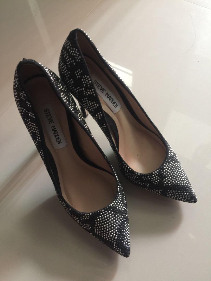 Steve Madden Stiletto sparkling shoes (Category: Flats & Sandals) located in Pasig City. Submitted by onezeroph (Listing ID 219439060, Image 2). Description: Almost brand new super elegant and super ganda 7/10 only flaws is inside please see last photo. but overall is okay. Bought in dubai Used only during prenup US 6 EU36 4 inches Not ukay no haggling pls delivery j&t / lalamove #sweldo8 .