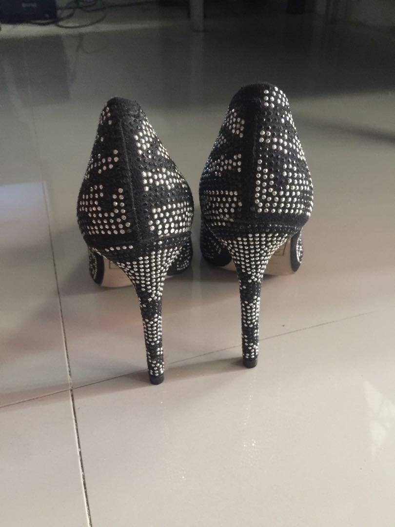 Steve Madden Stiletto sparkling shoes (Category: Flats & Sandals) located in Pasig City. Submitted by onezeroph (Listing ID 219439060, Image 3). Description: Almost brand new super elegant and super ganda 7/10 only flaws is inside please see last photo. but overall is okay. Bought in dubai Used only during prenup US 6 EU36 4 inches Not ukay no haggling pls delivery j&t / lalamove #sweldo8 .