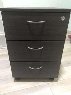 VHive pedestal with roller