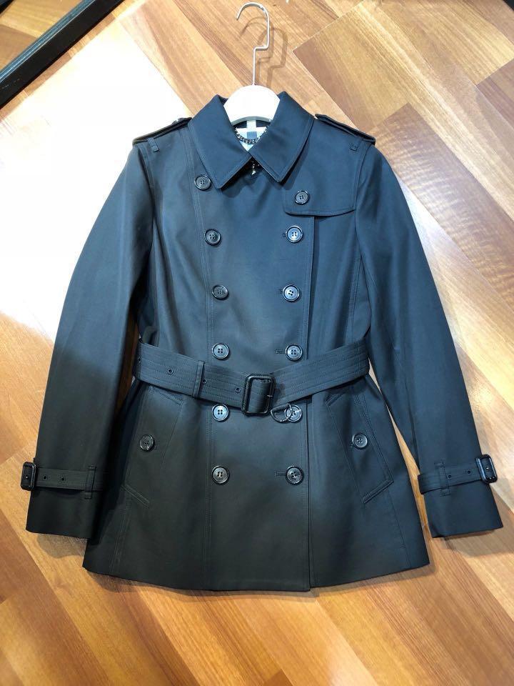 BNWT Authentic BURBERRY Sandringham (Short) Trench Coat, Women's Fashion,  Coats, Jackets and Outerwear on Carousell