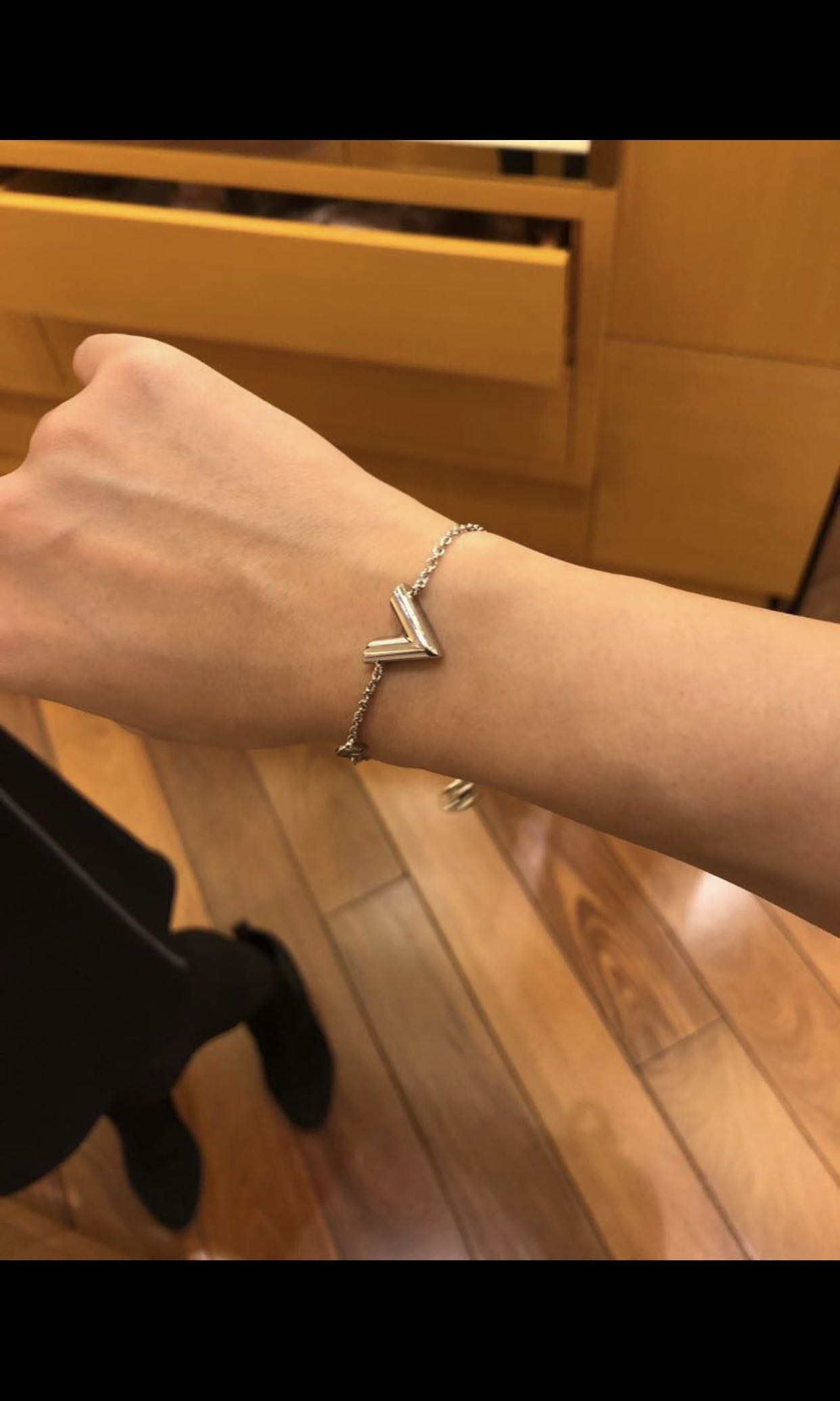 Genuine LV Essential V bracelet silver