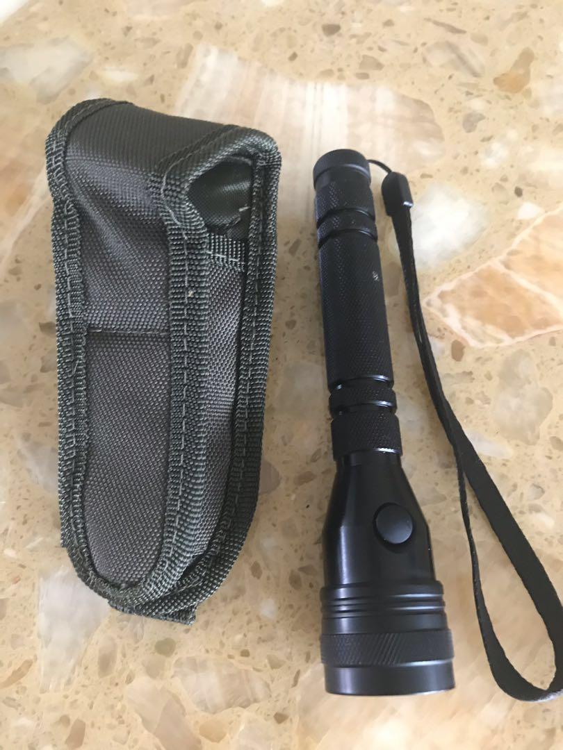 LED Flashlight (Category: Everything Else) located in Singapore. Submitted by alex8787 (Listing ID 210724809, Image 1). Description: Led flashlight with pouch Weather proof Use 2AA.