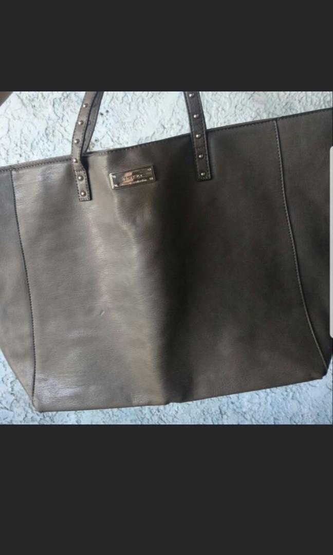 MANGO SOFT LEATHER TOTE BAG (Category: Cross-body Bags) located in Meycauayan. Submitted by helloblack (Listing ID 219653200, Image 1). Description: ↪ Used only once ↪ Authentic, bought from Mango shop in Eastwood mall ↪ Original price is P1,999.00 ↪ In very good condition ↪ Lightweight, spacious and interior lining is really good quality ↪ Perfect for office wear or even for daily errands ↪ Reason for selling: Have not been using it for a long t