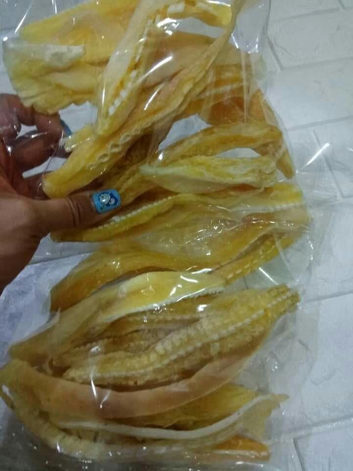 煲鯊魚骨湯 魚唇 魚翅骨含有大量骨膠原 可謂女士美容護膚的好食材 黃金魚翅骨湯份量 6至8人鯊魚骨跟豬筒骨 南瓜肉亦要揀鮮黃色的 這樣湯汁才會更香 材料魚翅骨頭浸一晚至軟身 豬桶骨各1斤 雞 赤肉各12両 水5公升 鮮淮山6両 南瓜件8両 薑1件 鹽少許