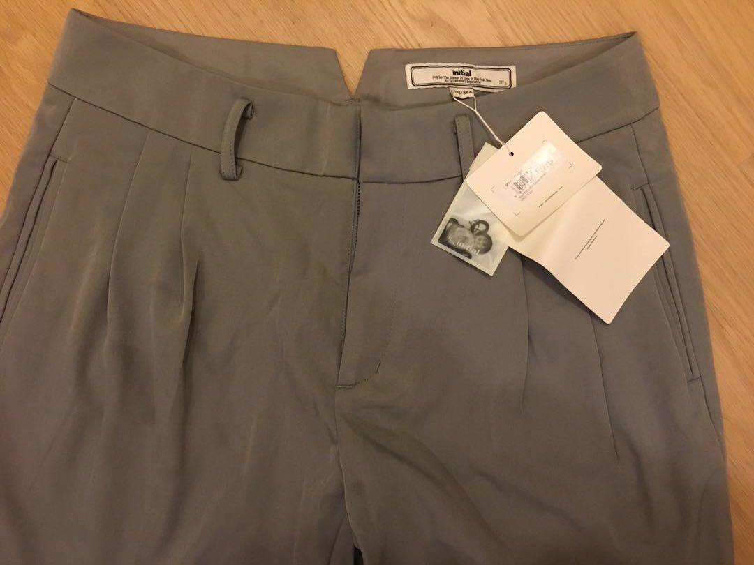 Initial pants （分類：長褲）位於 Hong Kong。 由 pennymagic01 提交（商品編號 219831883，圖片 2）。簡介： New with tags 顏色：灰色 尺碼：3，合31/32/33腰 面交，九龍灣地鐵站 不接受港幣$1000元鈔票。