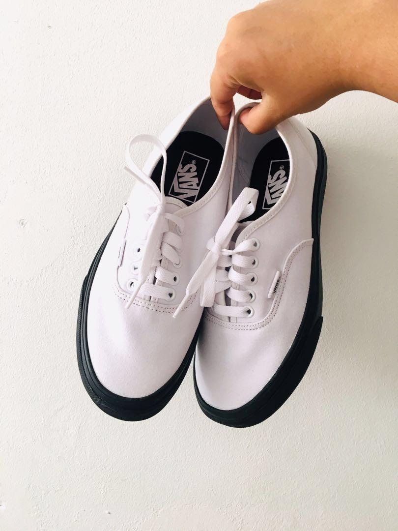 vans authentic black sole