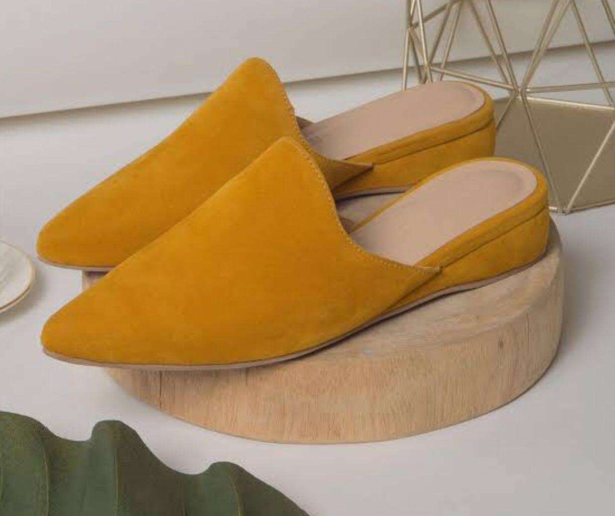 mules yellow