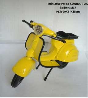 Miniatur besi impor