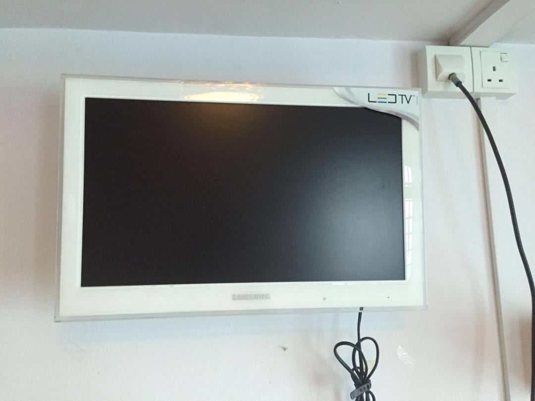 22 Samsung Led Tv In White Color Limited Edition With Tv Bracket Buyer Self Uninstall Home Appliances Tvs Entertainment Systems On Carousell