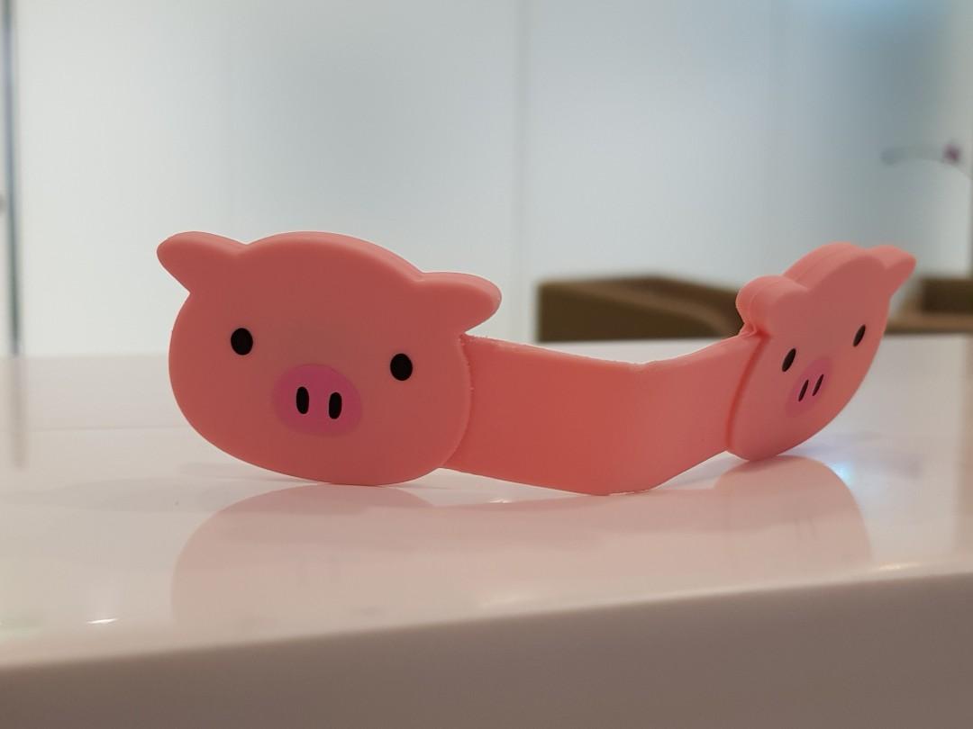 Lihit Lab Magnetic Clip in Pig (Category: Stationery & School Supplies) located in Manila. Submitted by snowflakes.specials (Listing ID 219951768, Image 2). Description: With a little issue, see pics.