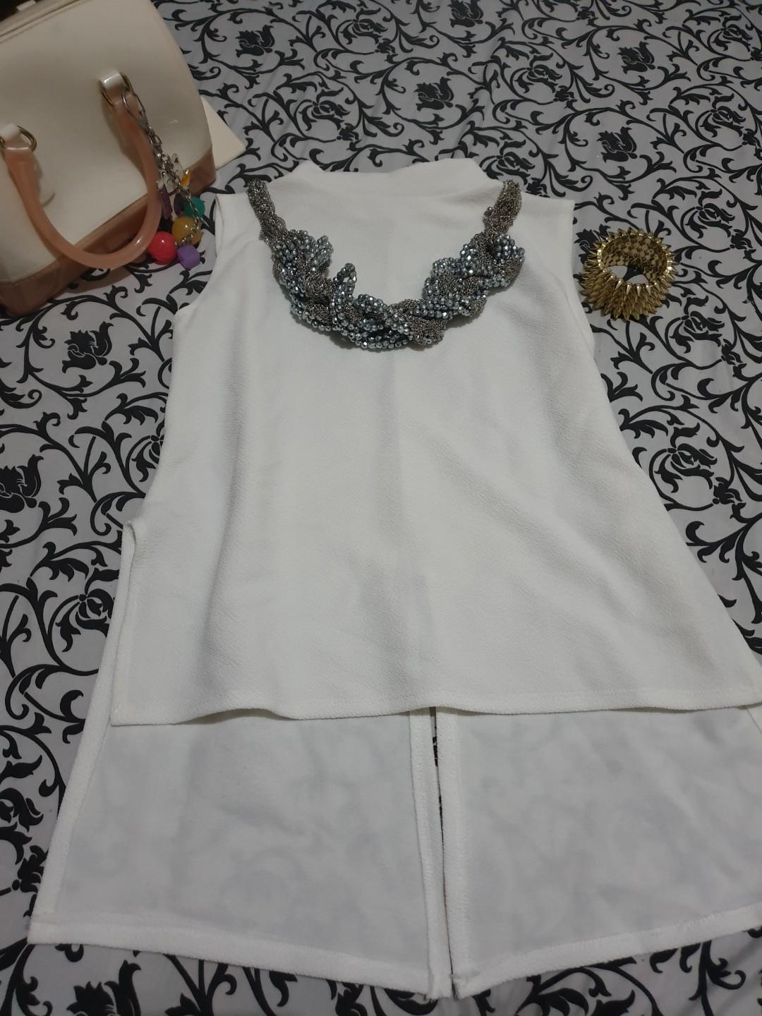 Long back top with slit (Category: Others Tops) located in Pasig City. Submitted by leeeeexx (Listing ID 219991910, Image 1). Description: I'm decluttering para may space na for new stuff 💕 Discount for 2 or more items!! Yay?! 💕 #winyogurt.