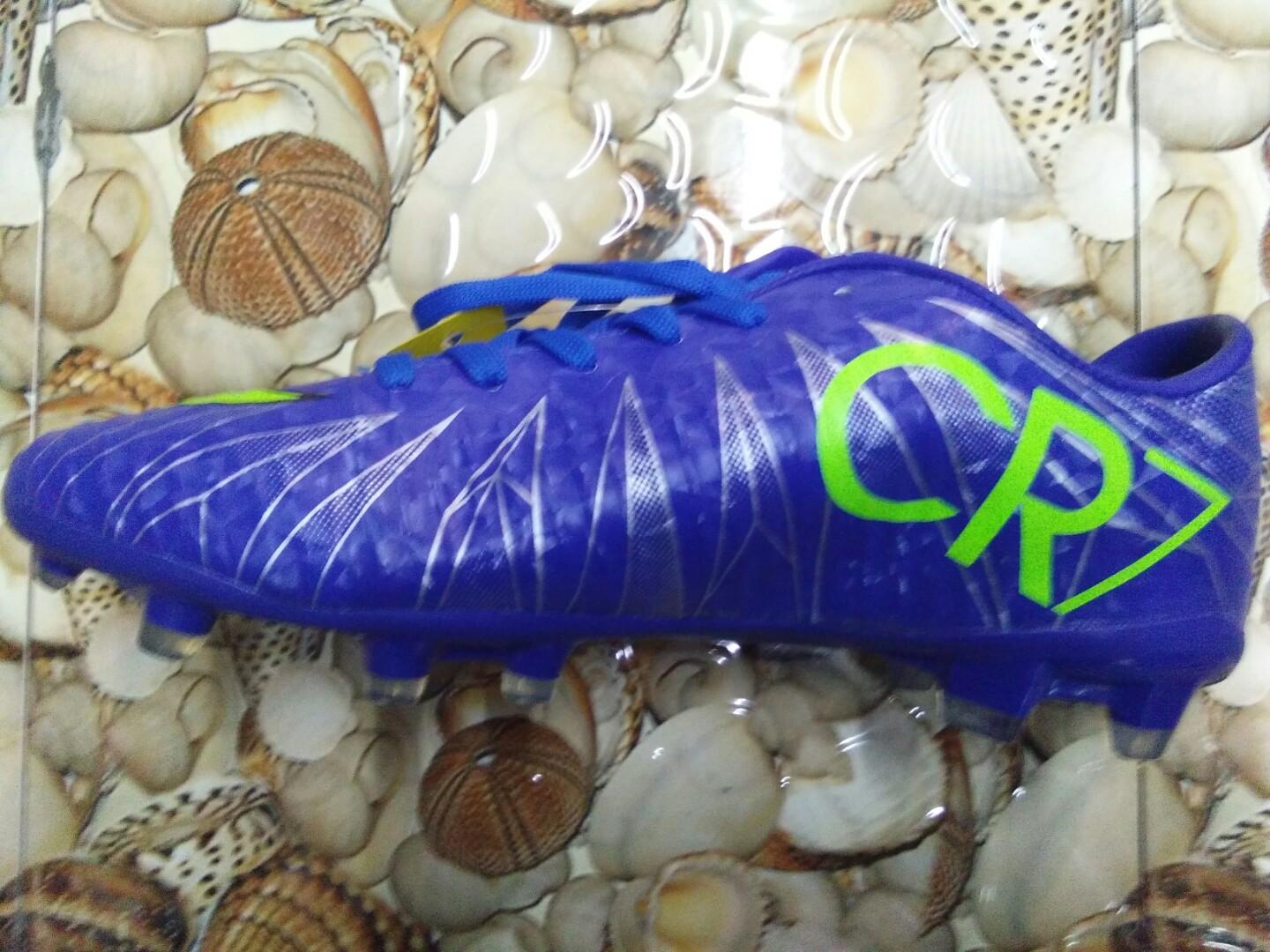 r9 soccer boots