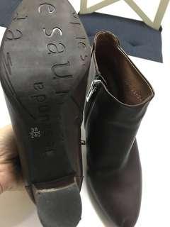 Authentic classic le saunda ankle boots