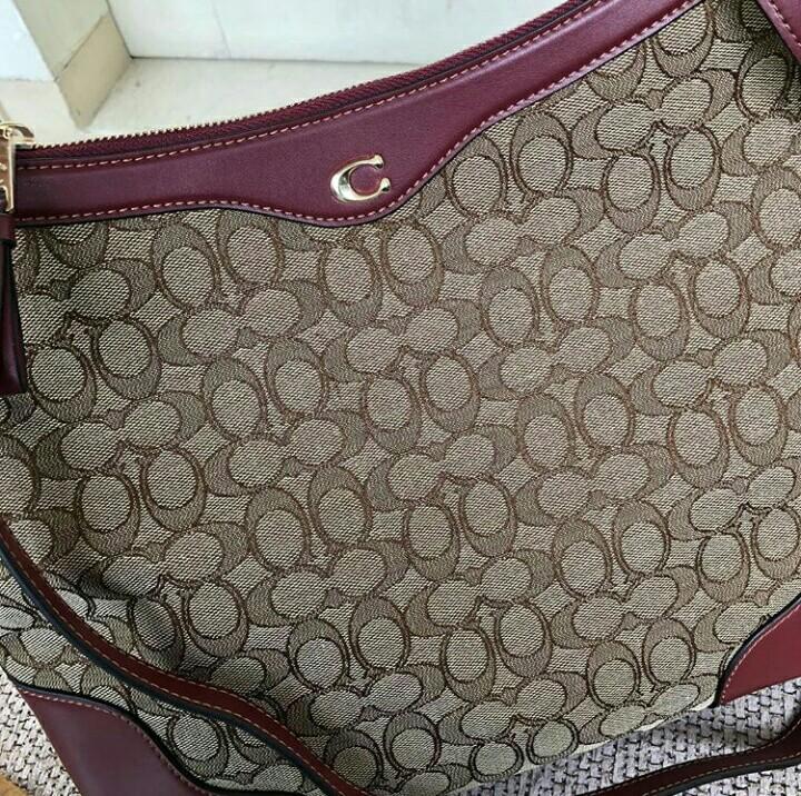 Coach Ivie Hobo in Signature Barang Mewah Tas Dompet di Carousell