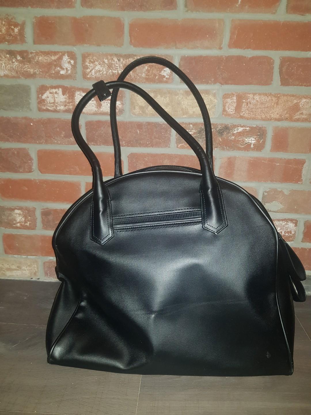 Lululemon bag (Category: Bags & Wallets) located in Toronto. Submitted by isabel321 (Listing ID 220357288, Image 2). Description: Black Yoga mat holder Laptop compartment Small pocket on the back Spacious Lots of pockets.