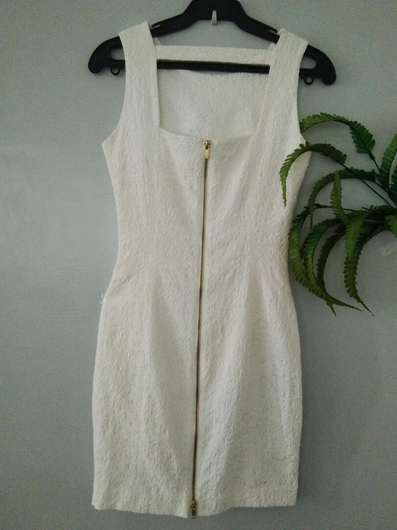 Textured white H&M dress (Category: Dresses) located in Pasig City. Submitted by chuchiii (Listing ID 220372675, Image 2). Description: White formal dress in very good condition. Textured fabric. It has back slit option because it has zipper at the back.