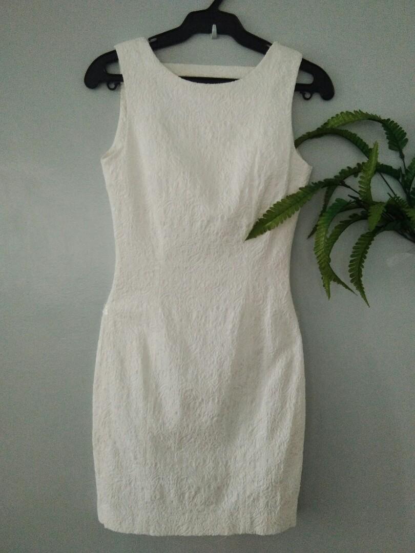 Textured white H&M dress (Category: Dresses) located in Pasig City. Submitted by chuchiii (Listing ID 220372675, Image 1). Description: White formal dress in very good condition. Textured fabric. It has back slit option because it has zipper at the back.
