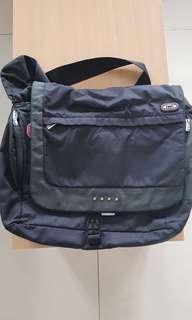 TUMI slingbag for laptop