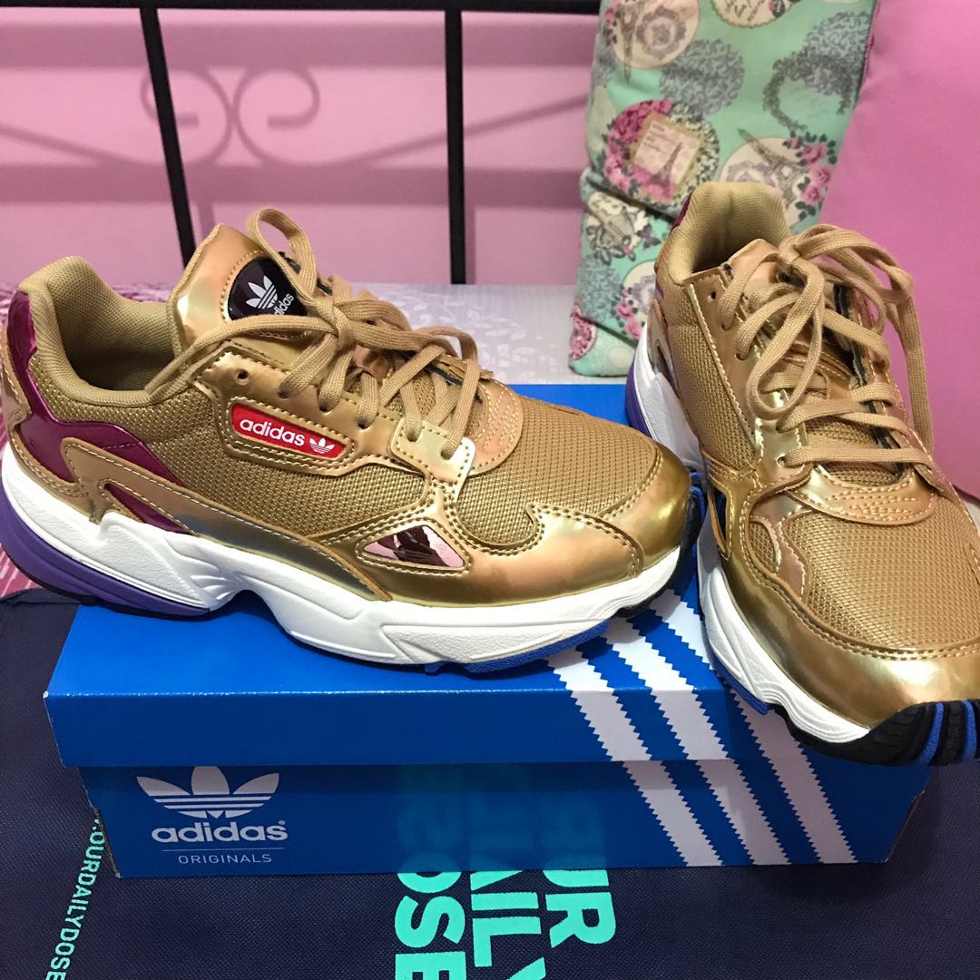 harga adidas falcon kylie