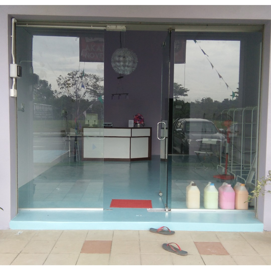 Dinding Kaca Kalis Pecah L 12mm Tebal Services Others On Carousell