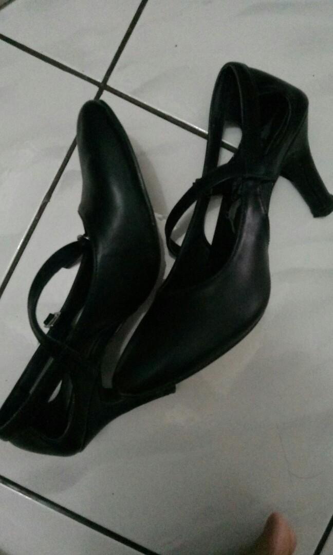 Sepatu Hak Tinggi Wanita Warna Hitam Fesyen Wanita Sepatu Di Carousell