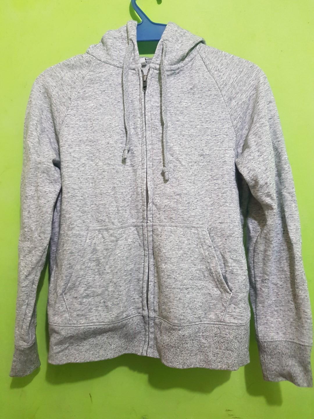 Uniqlo Gray Hoodie (Category: Coats, Jackets and Outerwear) located in Quezon City. Submitted by pinkchucks (Listing ID 220669322, Image 1). Description: Good as new. Newly washed but not ironed 😁.
