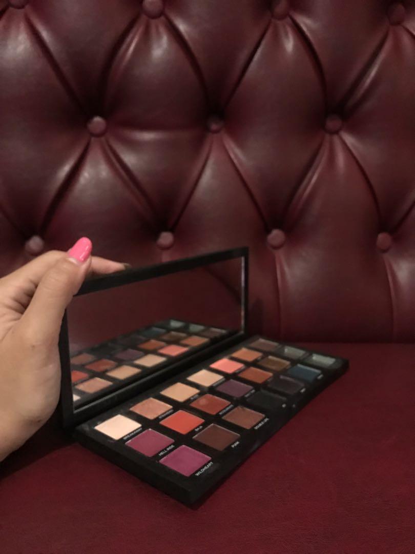 Urban Decay Born To Run Eyeshadow Palette Kesehatan Kecantikan Rias Wajah Di Carousell