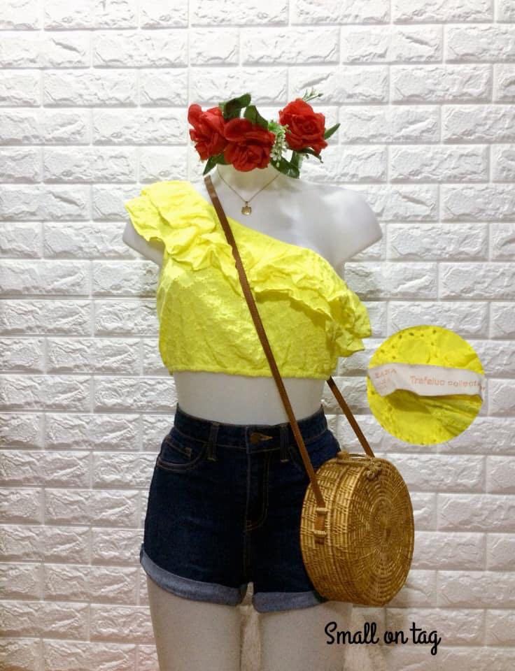 Zara Cropped top BNWT (Category: Sleeveless) located in Davao. Submitted by limebliss (Listing ID 220668653, Image 1). Description: .