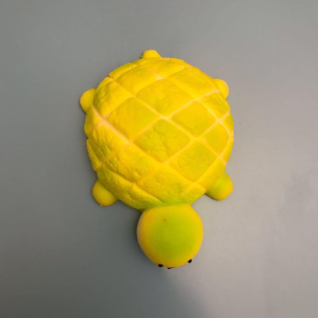 Squishy Breado Turtle （分類：嬰兒玩具）位於 Hong Kong。 由 rcmlau 提交（商品編號 220866942，圖片 1）。簡介： -no defect -no packaging -50% off original price -can add more squishy depending on price 。