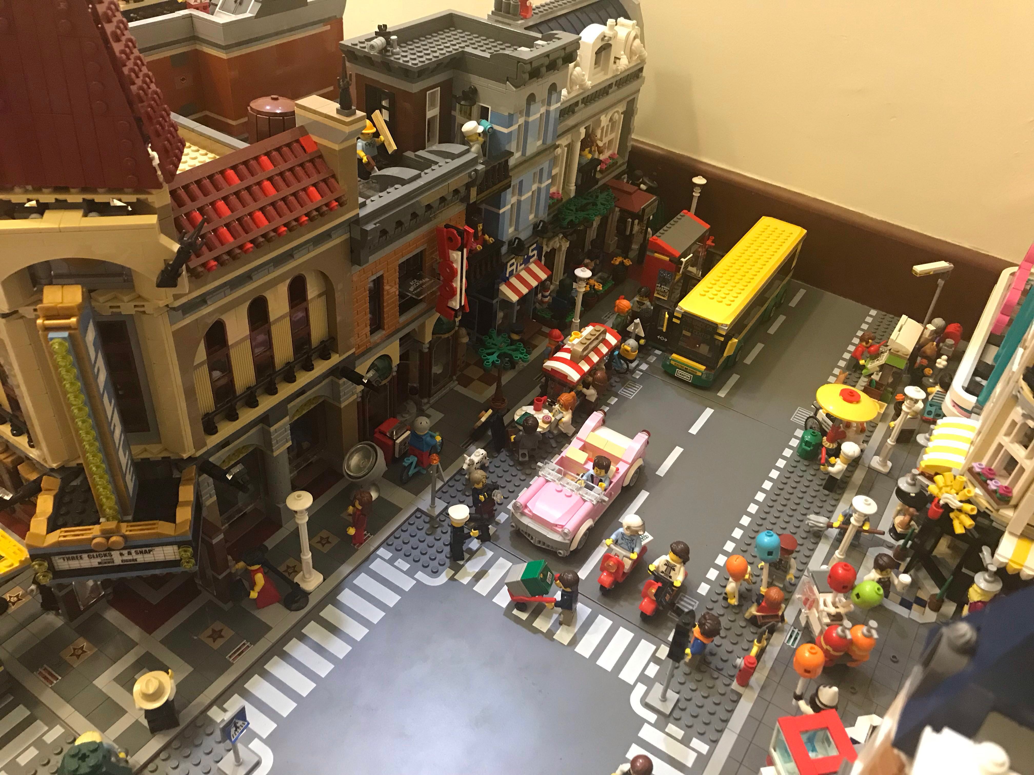 Mini Lego City Make Up Of Modular Buildings Minfigs