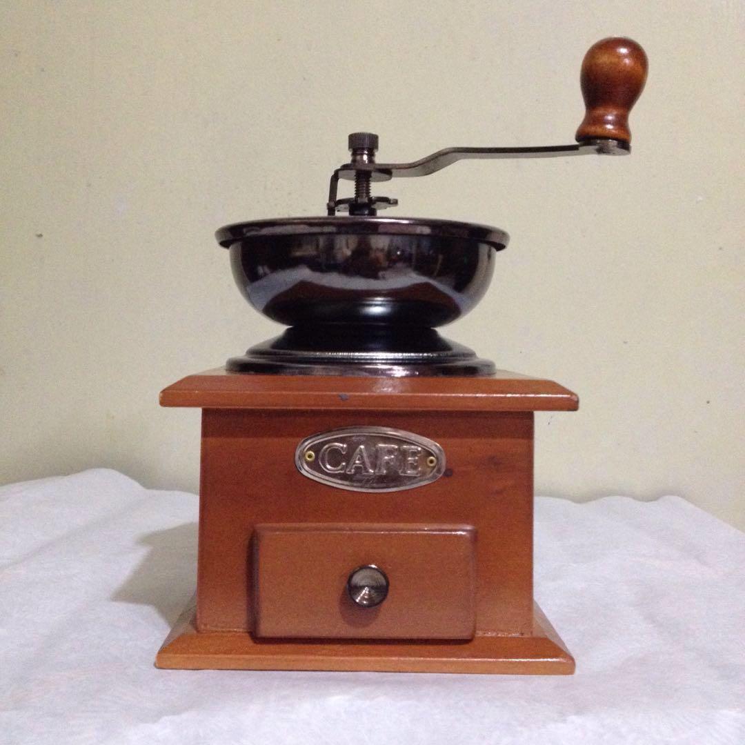 Coffee Grinder (Category: Coffee Machines & Makers) located in Makati City. Submitted by citromon_potpourri (Listing ID 188385501, Image 1). Description: Manual coffee grinder Ideal for coffee shop display Product weight: Approx 475g Material: Hard wood, metal.