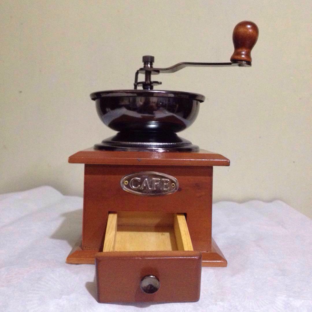 Coffee Grinder (Category: Coffee Machines & Makers) located in Makati City. Submitted by citromon_potpourri (Listing ID 188385501, Image 2). Description: Manual coffee grinder Ideal for coffee shop display Product weight: Approx 475g Material: Hard wood, metal.