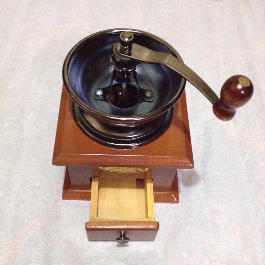 Coffee Grinder (Category: Coffee Machines & Makers) located in Makati City. Submitted by citromon_potpourri (Listing ID 188385501, Image 3). Description: Manual coffee grinder Ideal for coffee shop display Product weight: Approx 475g Material: Hard wood, metal.