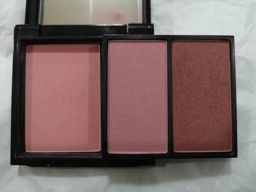 MAC Face Kit (blush, shimmer, beauty powder) (Category: Makeup) located in Quezon City. Submitted by boughtthewrongmodel (Listing ID 221265268, Image 2). Description: MAC Hark the Heraldy face kit from the Tartan Tale collection. Powder blush: Dame Sheertone shimmer blush: Plum Foolery Beauty powder: Oh So Fair Very good condition, hardly used.