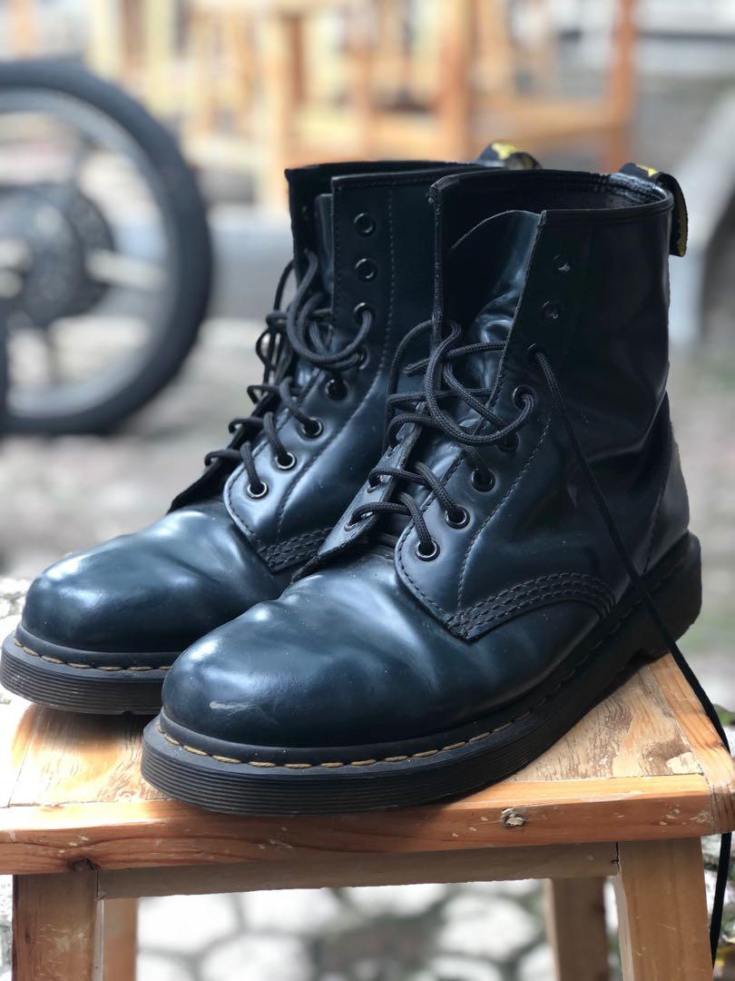 Dr Martens 1460 Navy Blue Fesyen Pria Sepatu Sepatu Boot Di Carousell Dr martens shell pink / white 1460 pascal tie dye printed suede boots. carousell