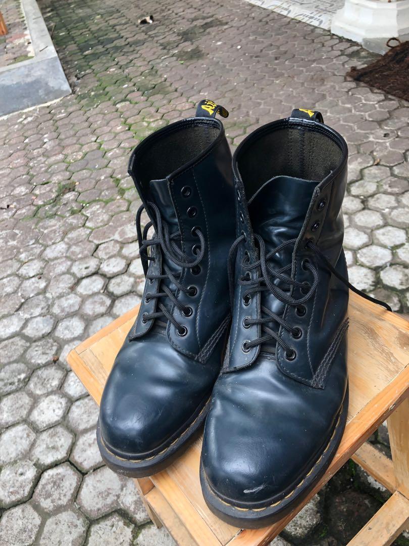 Dr Martens 1460 Navy Blue Fesyen Pria Sepatu Sepatu Boot Di Carousell See more ideas about boots, martens, dr. carousell