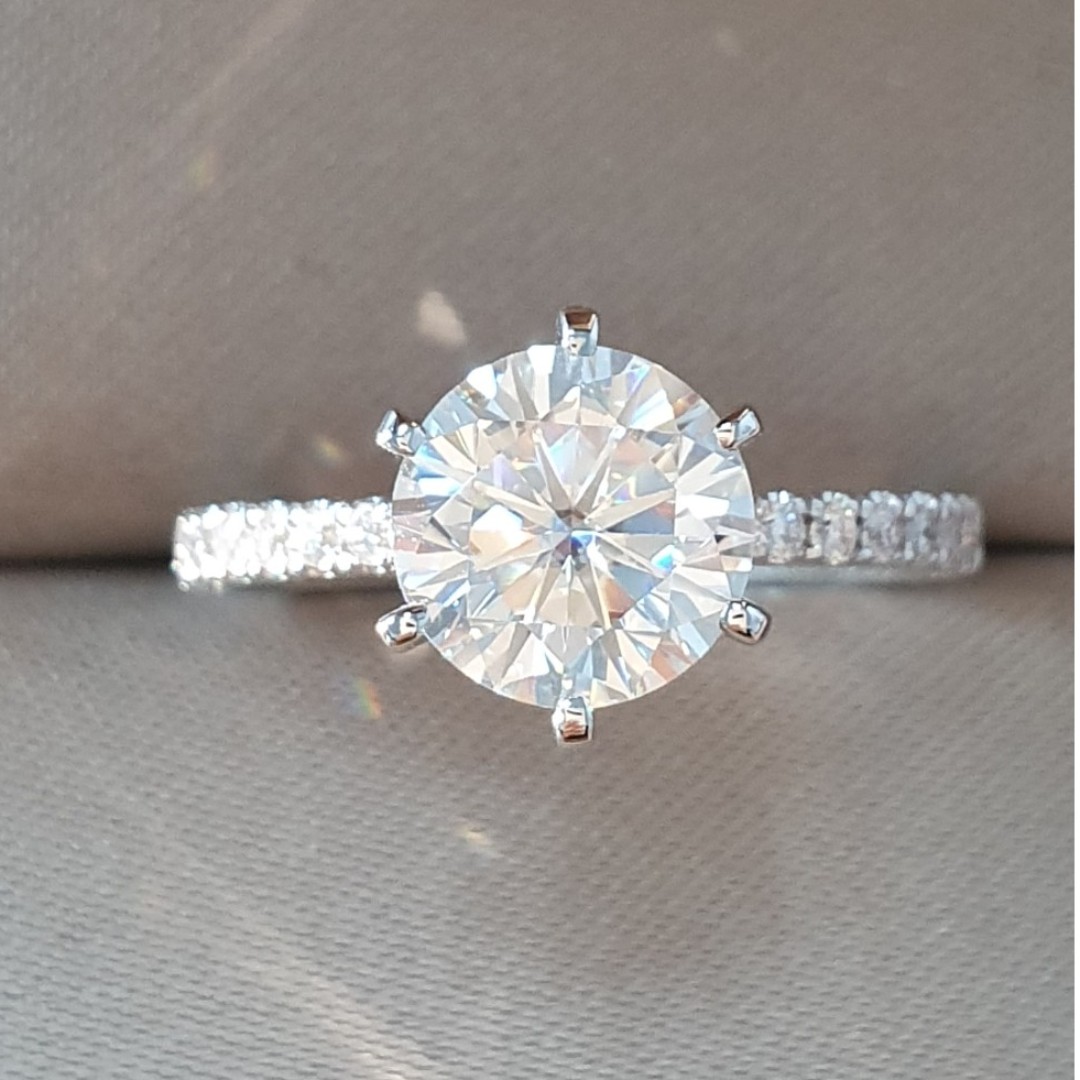1 5 Carat Engagement Ring Moissanite Diamond 18k White Gold Women S Fashion Jewellery Rings On Carousell