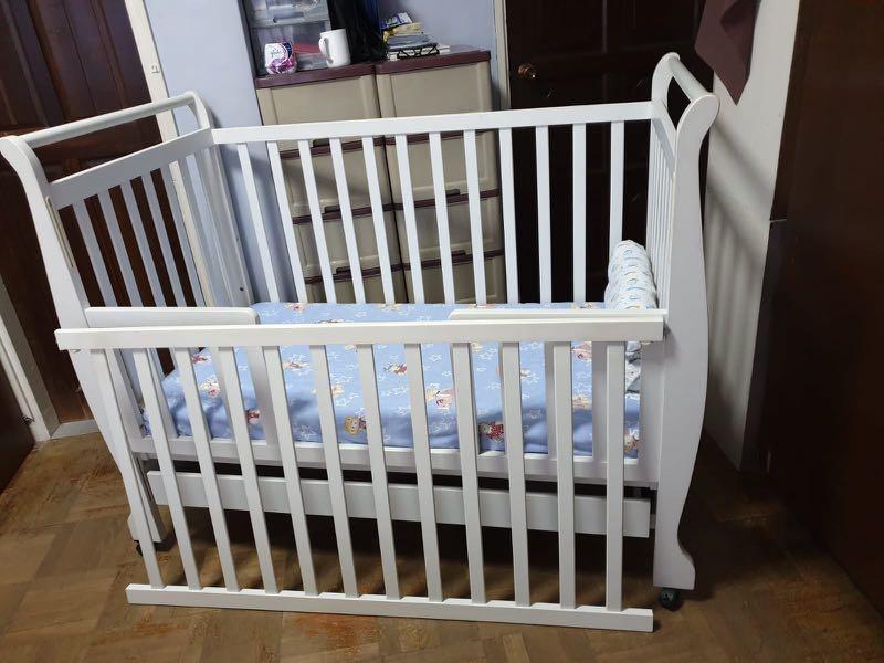 newborn to 4 year old bed / cot, Babies & Kids, Baby Nursery & Kids