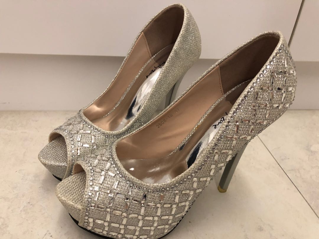 Shoes Sale! - Silver Silhouette heels 