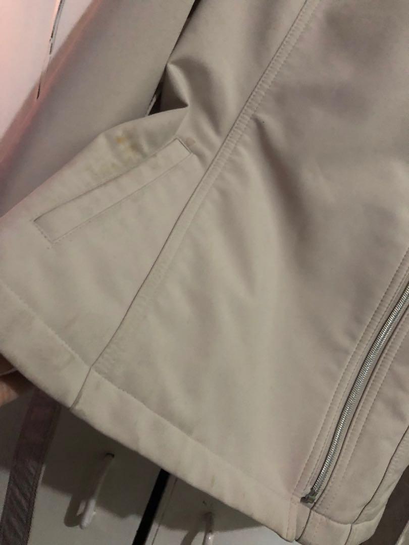 Kenneth Cole Trench Coat (Category: Coats, Jackets and Outerwear) located in Mandaluyong City. Submitted by samthings711 (Listing ID 220862915, Image 3). Description: Selling My Coat Bought in US Used once in HK Mejo may mga stain pero pwede po pa dry clean nyo nalang .