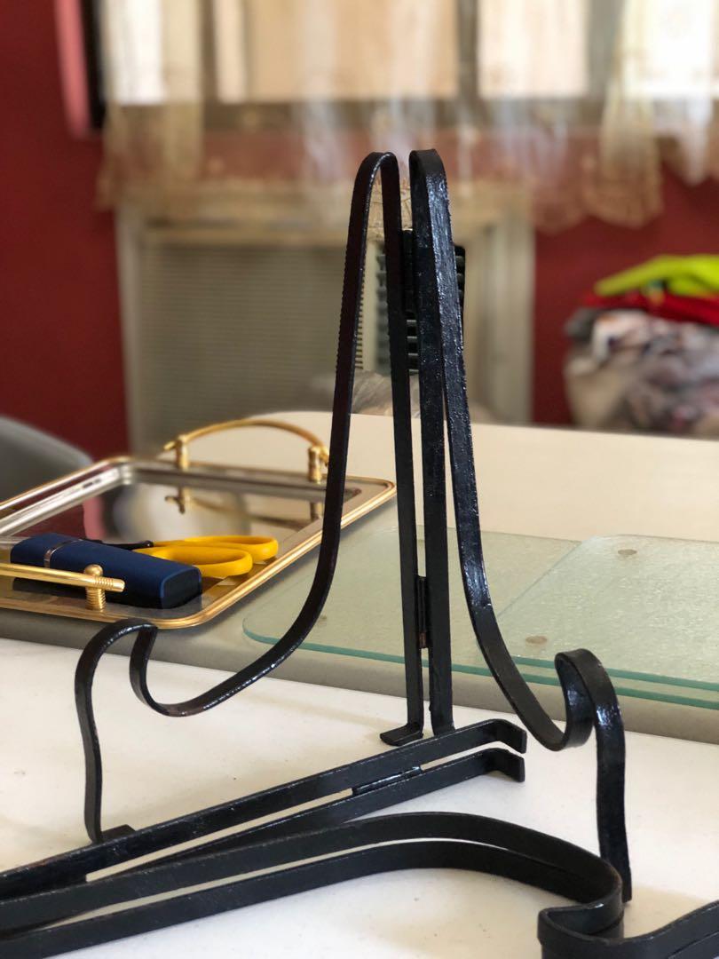 11pcs assorted frame stands (Category: Soil & Fertilisers) located in Pasig City. Submitted by seconds4pas (Listing ID 221787085, Image 3). Description: 2 pcs made of iron 3 pcs made of plastic 6 pcs acrylic Decluttering House cleaning .